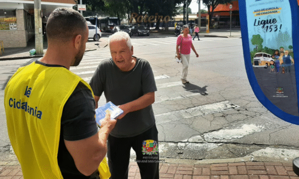 As equipes explicam aos munícipes as rondas 24 horas e o acolhimento humanizado - Foto: PMSJC