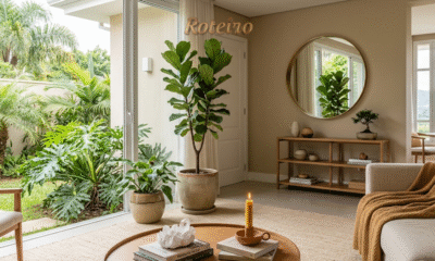 Sala de estar iluminada com decoração em tons terrosos, sofá de linho bege, almofadas terracota e mesa de centro em madeira rústica. Ao fundo, janela ampla com vista para o verde de São José dos Campos. No canto inferior, selo Circuito Casa e Detalhes Portal Roteiro