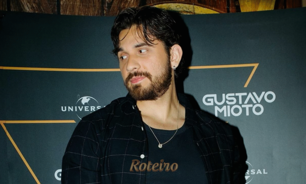 Gustavo Mioto na frente do painel com seu nome em uma coletiva de imprensa. Se preparando para o Gustavo Mioto Caçapava Rodeio Fest 2026