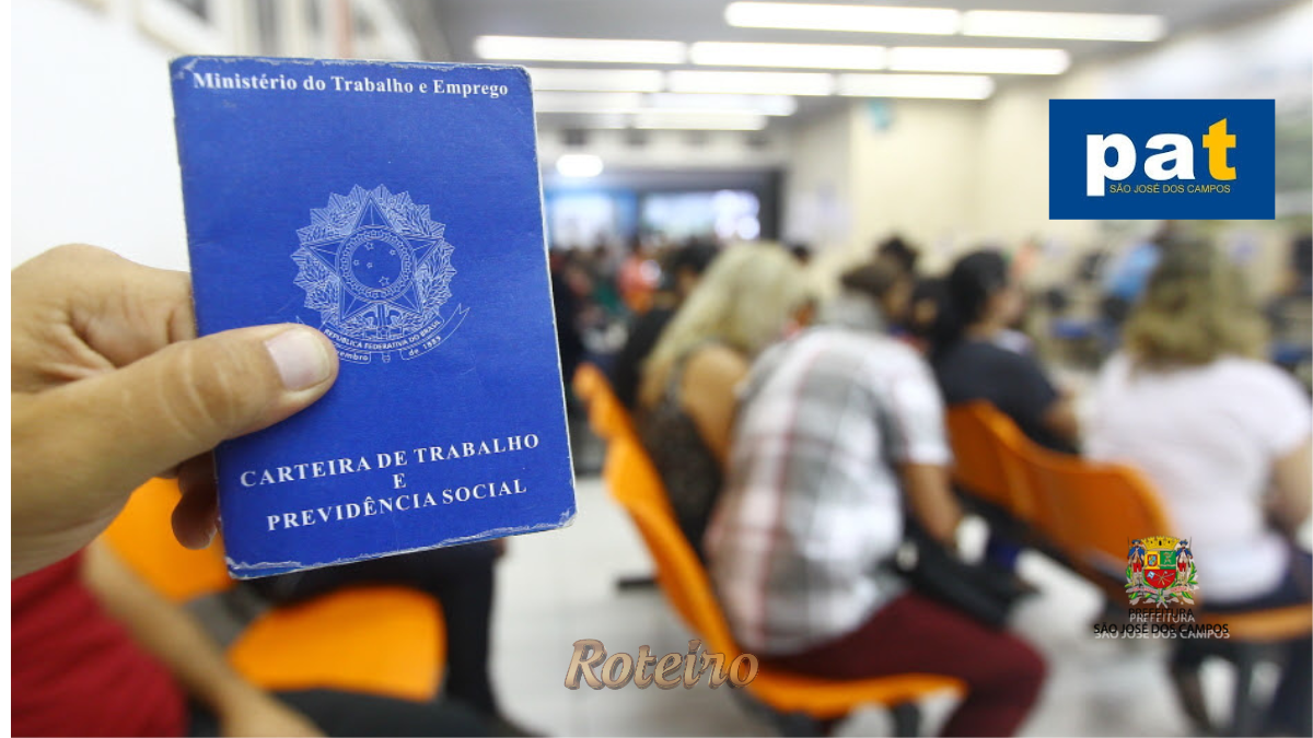 Mão em primeiro plano segurando uma Carteira de Trabalho azul, com fundo desfocado mostrando pessoas em fila para atendimento no PAT de São José dos Campos. No canto superior direito, estão aplicados os logotipos do PAT e, logo abaixo, da Prefeitura Municipal. Vagas de emprego PAT SJC
