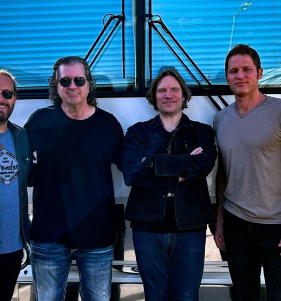 Revisiting Creedence, integrantes da banda em frente ao onibus