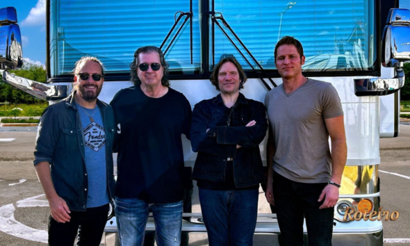 Revisiting Creedence, integrantes da banda em frente ao onibus