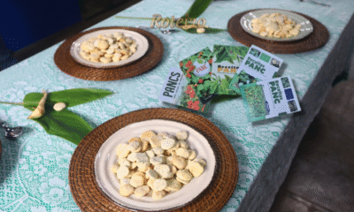 mesa com alguns alimentos feitos complantas planca e os livros tudo em uma mesa.