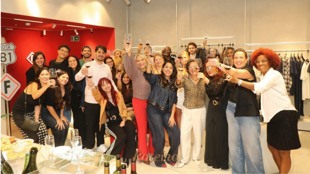 Lançamento Rota 81 na Loja Forum em SJC. Todos os convidados e os funcionarios da loja comemorando.