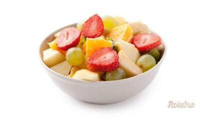 Nata de coco caseira cortada em cubos com frutas tropicais