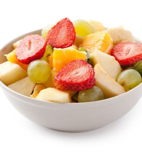 Nata de coco caseira cortada em cubos com frutas tropicais