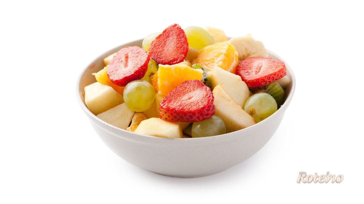 Nata de coco caseira cortada em cubos com frutas tropicais