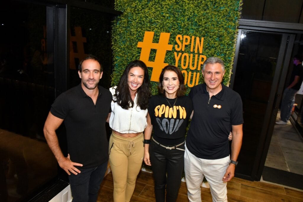 Daniel Nasser e Ana Aragão com Graciela e Glauco Maranho posam em frente ao painel #SpinYourSoul durante a abertura oficial da Spin'n Soul SJC no Jardim Aquarius. Foto: Divulgação