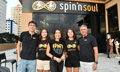 Família Maranho — Enrico, Giovana, Graciela, Giulia e Glauco — posa sorridente em frente à fachada da Spin'n Soul SJC no Pátio das Américas, Jardim Aquarius. Foto: Divulgação
