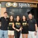 Família Maranho — Enrico, Giovana, Graciela, Giulia e Glauco — posa sorridente em frente à fachada da Spin'n Soul SJC no Pátio das Américas, Jardim Aquarius. Foto: Divulgação