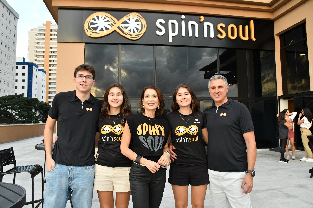 Família Maranho — Enrico, Giovana, Graciela, Giulia e Glauco — posa sorridente em frente à fachada da Spin'n Soul SJC no Pátio das Américas, Jardim Aquarius. Foto: Divulgação