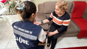 Agente Comunitário de Saúde ACS aferindo pressão de paciente em visita domiciliar SJC