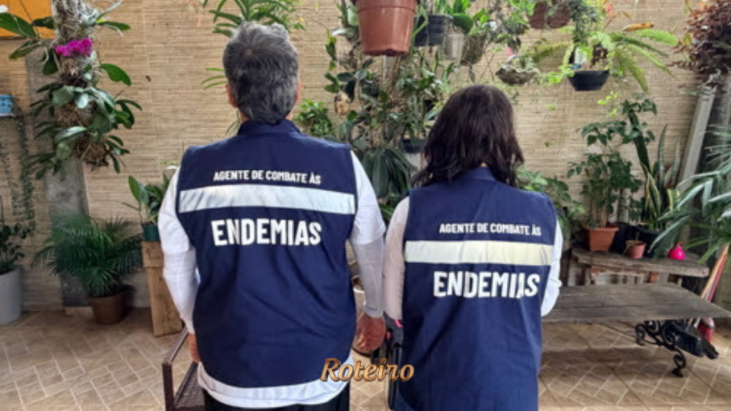 Agentes de Combate às Endemias ACE com colete identificado da Prefeitura de São José dos Campos SJC