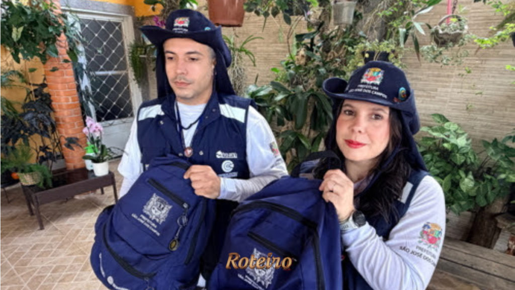 Agentes de saúde de SJC com mochila e chapéu identificados pela Prefeitura São José dos Campos