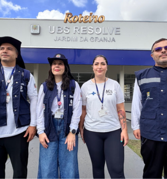 Agentes de saúde da Prefeitura de São José dos Campos SJC em frente à UBS Resolve Jardim da Granja