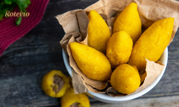 Bolinho caipira SJC em formato de elipse dourado e crocante servido em tigela com papel kraft — patrimônio gastronômico de São José dos Campos e das quermesses do Vale do Paraíba