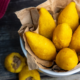 Bolinho caipira SJC em formato de elipse dourado e crocante servido em tigela com papel kraft — patrimônio gastronômico de São José dos Campos e das quermesses do Vale do Paraíba