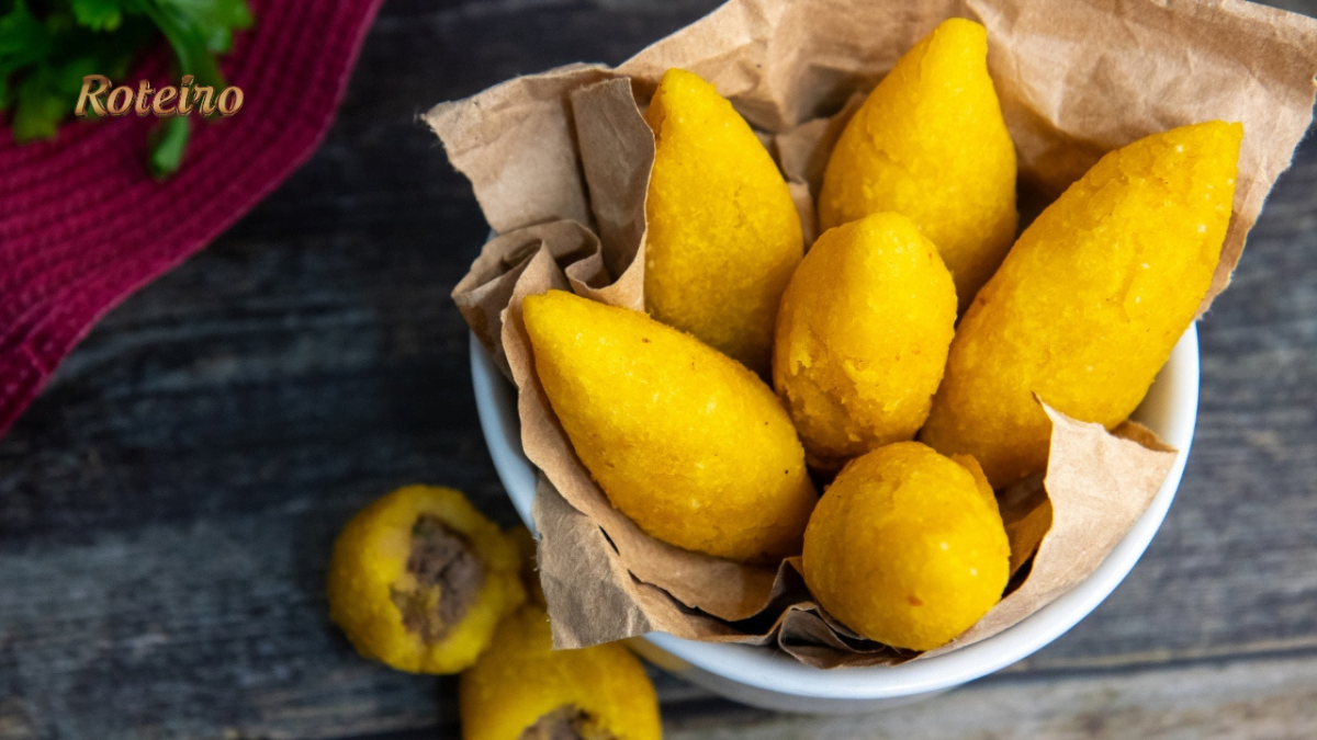 Bolinho caipira SJC em formato de elipse dourado e crocante servido em tigela com papel kraft — patrimônio gastronômico de São José dos Campos e das quermesses do Vale do Paraíba