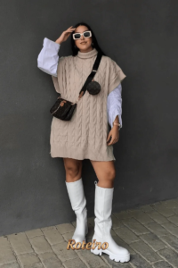 Look de sobreposição com colete tricô bege, camisa branca e bota branca cano longo — combinações de moda SJC 2026