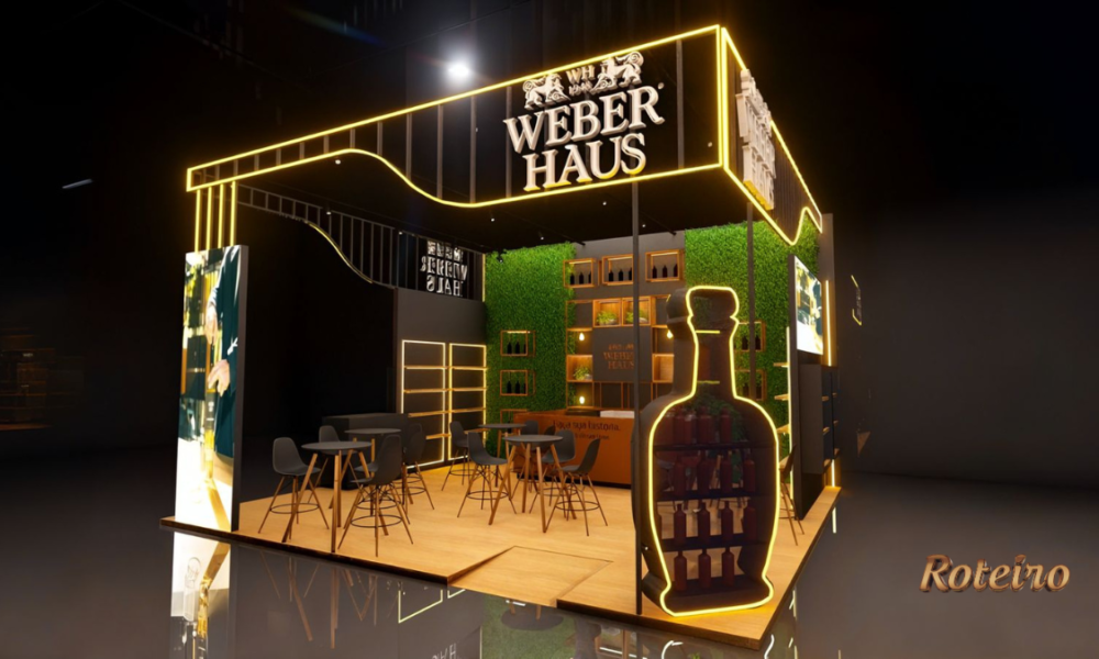 Estande da Weber Haus na APAS Show 2026 com iluminação dourada, parede de jardim vertical, prateleiras com garrafas de cachaça, mesas altas para degustação e silhueta luminosa de garrafa em destaque no primeiro plano