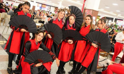 Grupo de cosplay com leques e fantasias vermelhas no Shopping Jardim Oriente em São José dos Campos SJC