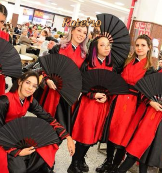 Grupo de cosplay com leques e fantasias vermelhas no Shopping Jardim Oriente em São José dos Campos SJC