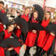 Grupo de cosplay com leques e fantasias vermelhas no Shopping Jardim Oriente em São José dos Campos SJC