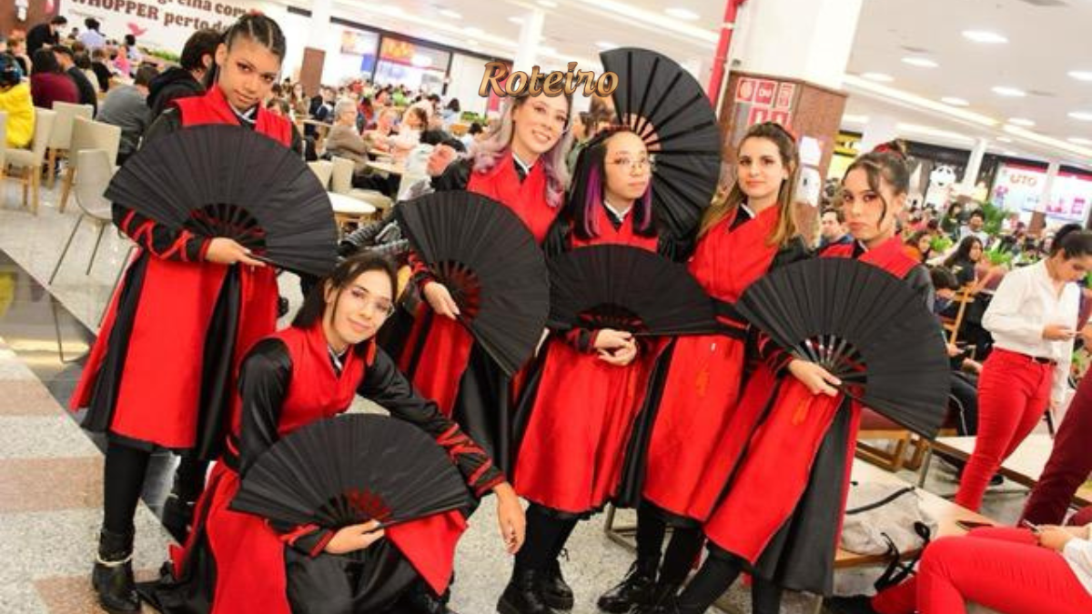 Grupo de cosplay com leques e fantasias vermelhas no Shopping Jardim Oriente em São José dos Campos SJC