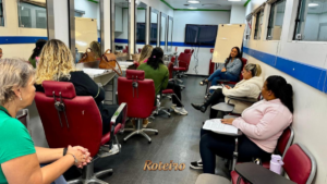 Jovens participando de curso gratuito na Carreta da Capacitação na Fundhas em São José dos Campos — foto divulgação