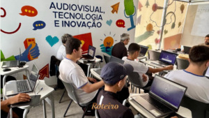 Alunos em aula prática na Carreta da Capacitação do programa Caminho da Capacitação em SJC — foto divulgação