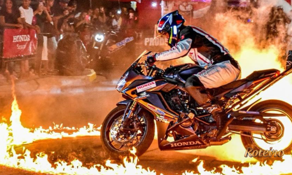 Piloto da Honda executa manobra na roda de fogo durante show de motociclismo acrobático no Shopping Jardim Oriente em SJC