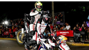 Pilotos da equipe Honda fazem manobra acrobática com três pessoas na moto durante show no Shopping Jardim Oriente em SJC