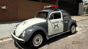 VW Fusca Rádio Patrulha de 1980 com giroflex e identidade visual da polícia de São José dos Campos no Tsuru Drive Retrô