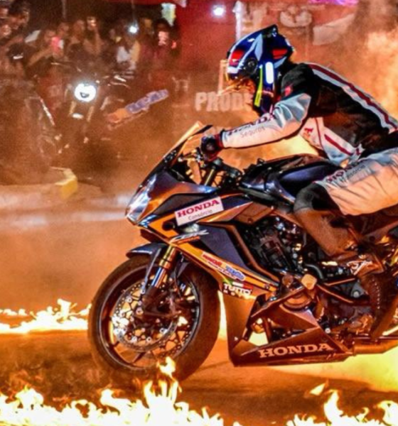 Piloto da Honda executa manobra na roda de fogo durante show de motociclismo acrobático no Shopping Jardim Oriente em SJC