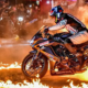 Piloto da Honda executa manobra na roda de fogo durante show de motociclismo acrobático no Shopping Jardim Oriente em SJC