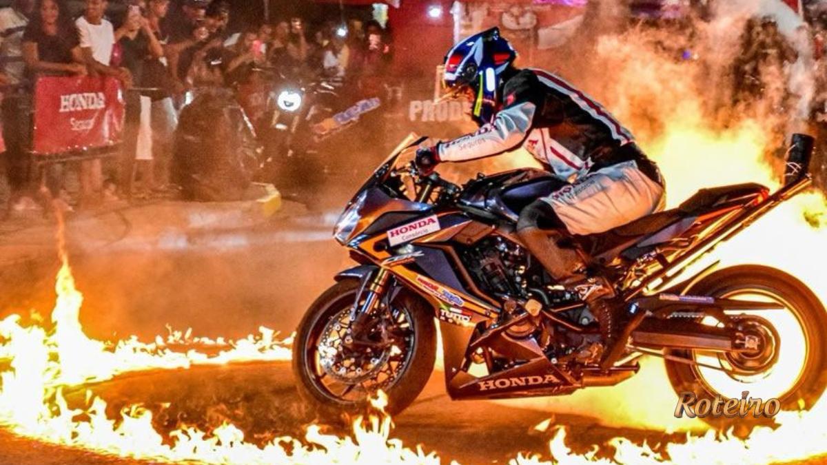 Piloto da Honda executa manobra na roda de fogo durante show de motociclismo acrobático no Shopping Jardim Oriente em SJC