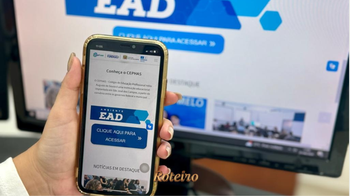 Aluno realizando curso EAD gratuito do Cephas Fundhas em São José dos Campos pelo computador — foto divulgação PMSJC