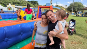 Família com bebê aproveita espaço de lazer em São José dos Campos — programa Urban95 incentiva cidades amigas da primeira infância em SJC