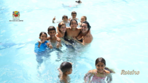 Crianças se divertem na piscina em São José dos Campos — projeto Verão é uma das iniciativas da Prefeitura de SJC pela primeira infância