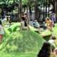 Crianças brincando em área verde de São José dos Campos — cidade amplia ações pela primeira infância com Comitê Urban95
