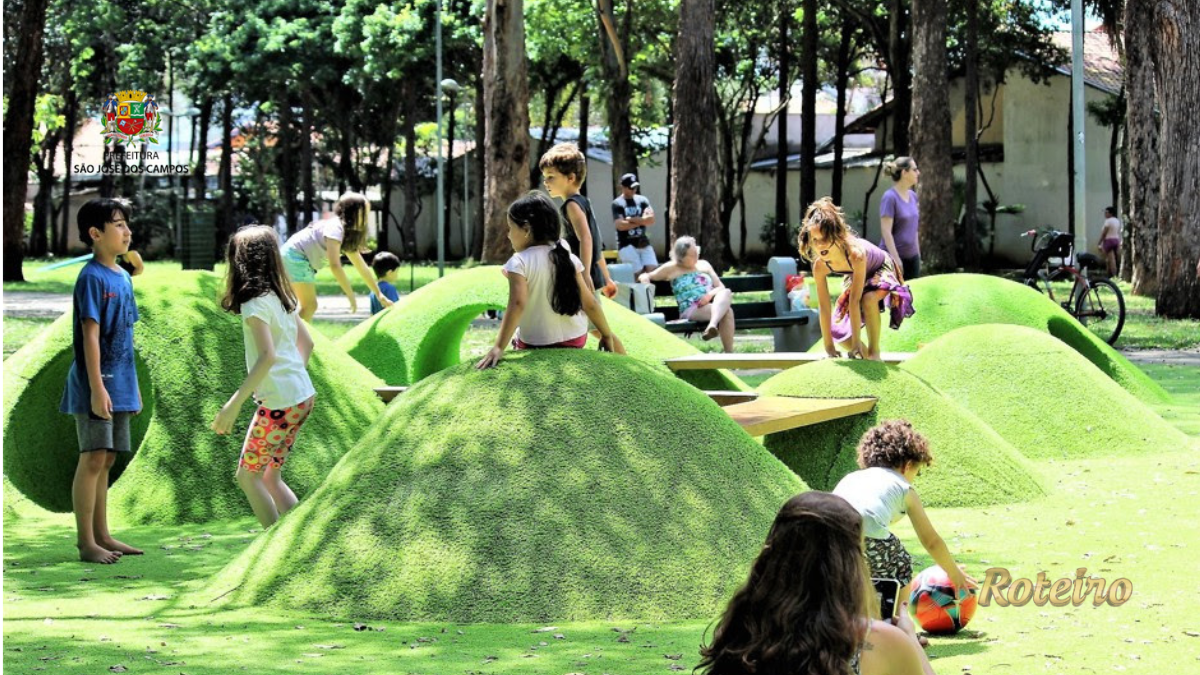 Crianças brincando em área verde de São José dos Campos — cidade amplia ações pela primeira infância com Comitê Urban95