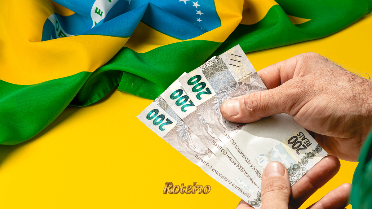 Pessoa segurando nota de dinheiro ao lado de decoração verde e amarela da Copa do Mundo 2026 — foto ilustrativa