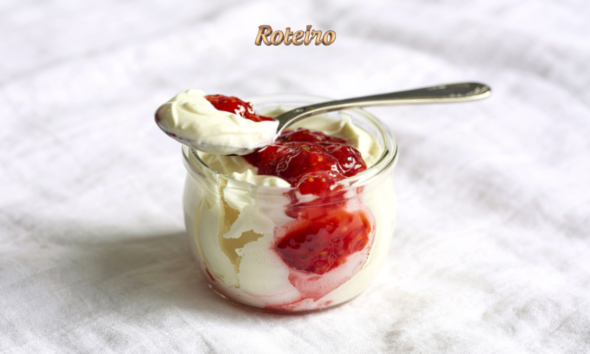 Iogurte búlgaro caseiro cremoso em pote de vidro com frutas — receita simples do Portal RoteiroSJC