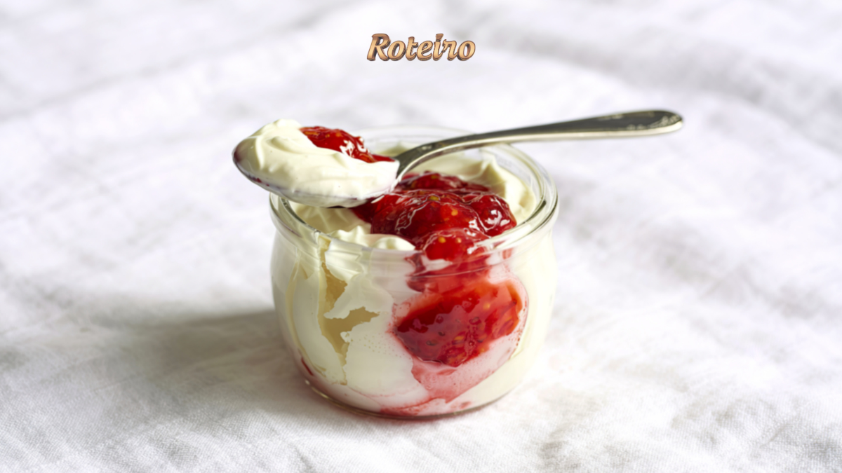 Iogurte búlgaro caseiro cremoso em pote de vidro com frutas — receita simples do Portal RoteiroSJC