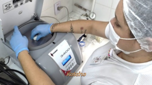Técnica de enfermagem opera centrífuga no exame de crematócrito no Banco de Leite do Hospital Municipal de SJC