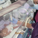 Enfermeiras cuidam de bebê prematuro em incubadora na UTI Neonatal do Hospital Municipal de São José dos Campos