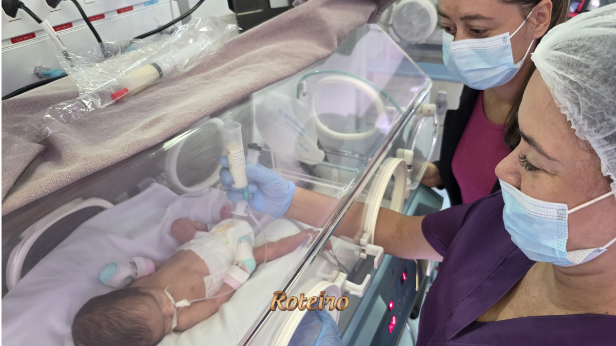 Enfermeiras cuidam de bebê prematuro em incubadora na UTI Neonatal do Hospital Municipal de São José dos Campos