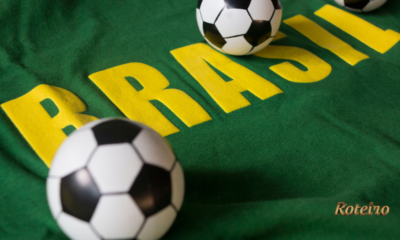 Bolas de futebol sobre camisa verde com escrita Brasil para a Copa do Mundo 2026 em SJC — foto Roteiro SJC