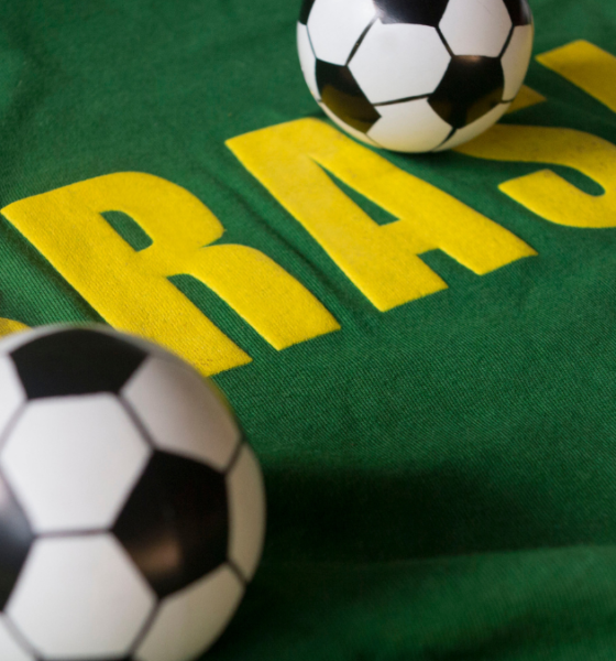 Bolas de futebol sobre camisa verde com escrita Brasil para a Copa do Mundo 2026 em SJC — foto Roteiro SJC