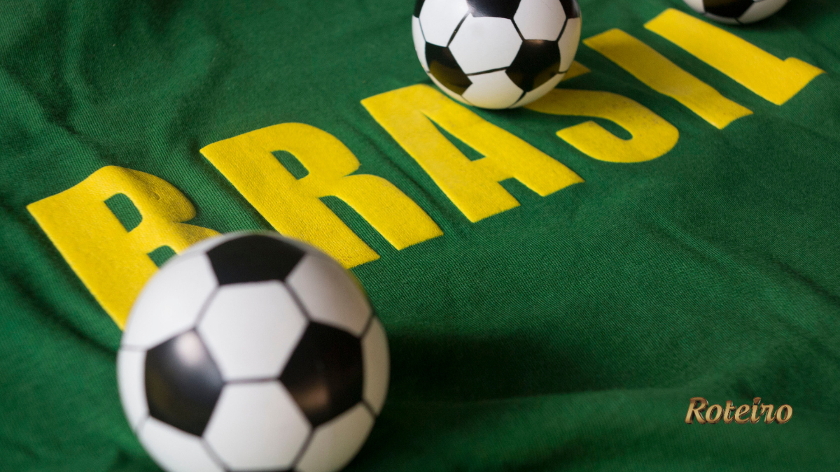 Bolas de futebol sobre camisa verde com escrita Brasil para a Copa do Mundo 2026 em SJC — foto Roteiro SJC